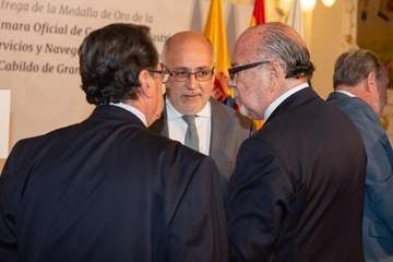 Morales recoge la Medalla de Oro de la Cámara por el servicio del Cabildo a la economía de la Isla (Foto TA)